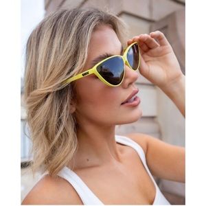 NWT Quay Australia Lizzo Flex Sunglasses Yellow/Smoke